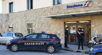 Cammina sui binari con l’intento di suicidarsi: salvata dai Carabinieri