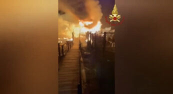 Incendio sulla spiaggia di Sabaudia (VIDEO)