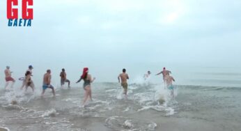2022, il primo tuffo dell’anno nel mare di Gaeta (VIDEO)