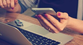 Adolescenti sul web, come navigare in sicurezza: pro e contro delle social challenges