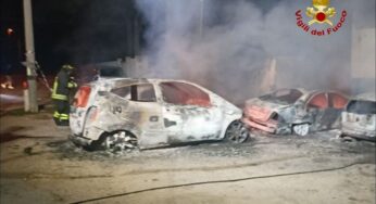 Auto in fiamme, intervengono Vigili del Fuoco