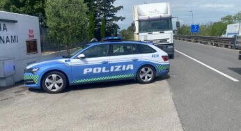 Mezzo pesante percorre a zig-zag la “Pontina”: gli agenti Polstrada riescono a fermare il veicolo in sicurezza e a sanzionarlo