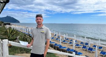 Poste, i portalettere di Sabaudia e Terracina consegnano pacchi anche …tra gli ombrelloni