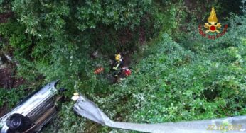 Auto in una scarpata, ferita donna