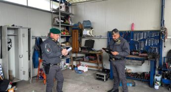 GdF sequestra autofficina abusiva e usata come deposito di droga