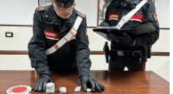 Sperlonga, tentato di disfarsi dell’hashish gettandola dal finestrino. Arrestata coppia