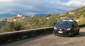 Ruba il bancomat ad un turista e fa shopping, denunciato