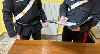 Tenta di farsi consegnare delle bibite con la minaccia di una katana: arrestato 50enne