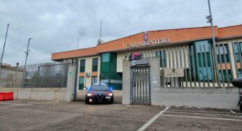 Picchia la compagna e le danneggia l’auto, in arresto un 50enne