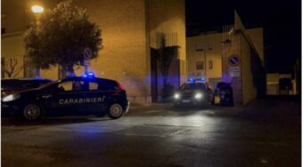 Si abbassa i pantaloni e minaccia di dar fuoco al locale