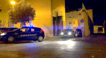 Calci e pugni all’auto della moglie e minacce ai Carabinieri con un martello: arrestato