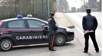 Non si ferma all’alt dei Carabinieri, raggiunto prende un martello
