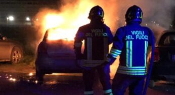 Auto in fiamme nella notte, intervengono i Vigili del Fuoco