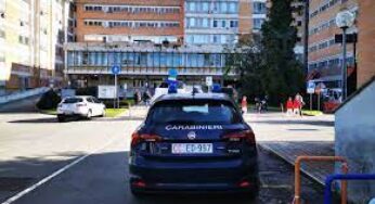 Ubriaco minaccia i Carabinieri brandendo delle bottiglie, denunciato