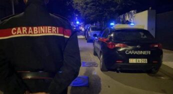 Le punta il coltello alla gola e le rompe un dito, denunciato marito violento