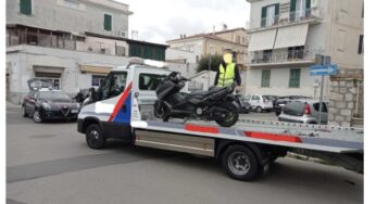 Scontro tra auto e scooter, ferito 28enne