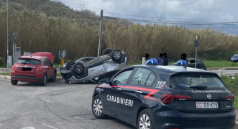 Incidente stradale a SS. Cosma e Damiano: auto si ribalta, ci sono feriti