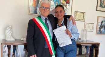 Diventa cittadina italiana e chiede di fare una foto con il sindaco. La storia di Samira