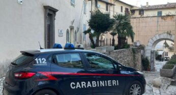 Sfonda la porta di casa e le ruba il cellulare, denunciata