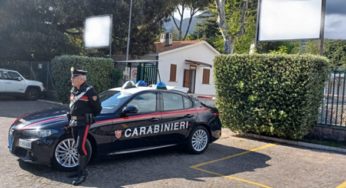 Colpisce alla schiena una donna e le ruba il cellulare, arrestato