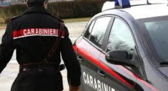 Danneggia il negozio della compagna e l’aggredisce, arrestato