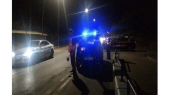 Le chiede un passaggio in auto, poi la picchia e la rapina