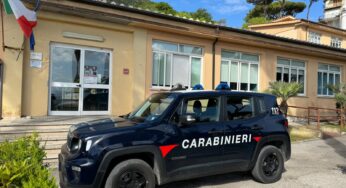 Si introducono nella scuola e danneggiano i dipinti degli alunni. Indagini dei Carabinieri