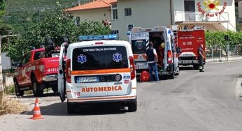 Incidente in via Canzatora, centauro elitrasportato al Goretti