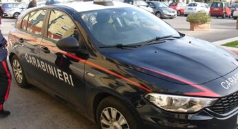 Minaccia con un fucile la vicina di casa, denunciato