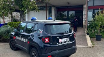 Si introduce in una scuola e ruba dal distributore automatico, denunciato