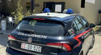 Rubano un’auto fuori ad un bar, denunciati
