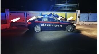 Sorprende i ladri nel suo capannone e viene aggredito