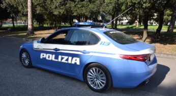 Minaccia gli addetti alla sicurezza di un supermercato con un coltello. Denunciato