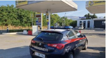 Gaeta, rubano un’auto e la usano come “ariete” ad un distributore