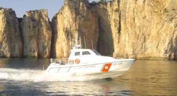 Windsurfista in difficoltà salvato al largo di Serapo, eroe improvvisato si tuffa per soccorrerlo