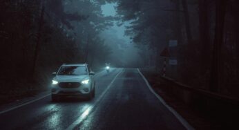 Al mattino c’è la nebbia, ma sei costretto a prendere l’auto? 10 trucchi per una guida super sicura