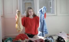 Ragazza che piega i panni