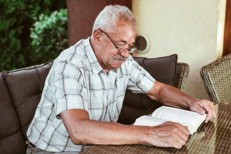 anziano che legge un libro