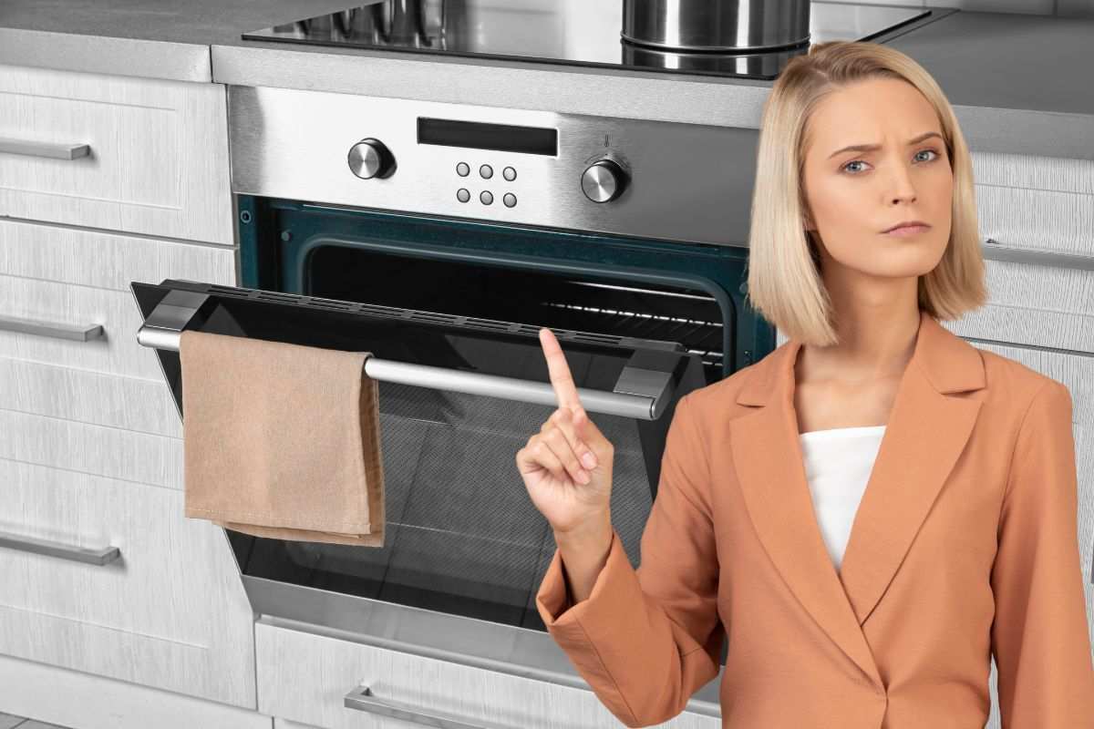 forno in cucina e donna che indica attenzione