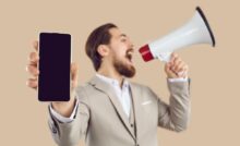 Uomo con megafono e smartphone