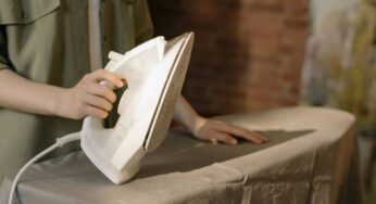 Stiro nella metà del tempo grazie a questa miscela fai da te a costo zero: le grinze sono solo un ricordo