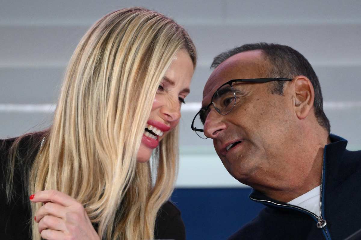Carlo Conti parla all'orecchio di alessia marcuzzi