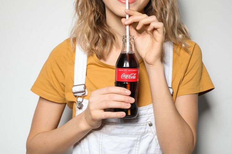 ragazza che beve coca cola