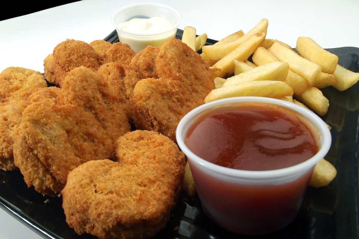 nuggets di pollo patatine fritte maionese e ketchup