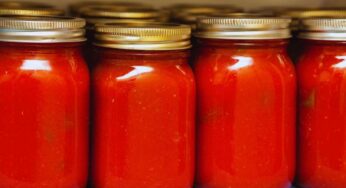 ‘Ci fanno comprare la passata di pomodoro vecchia’: se vedi questo dettaglio sulla bottiglia è di 3 anni fa, assurdo
