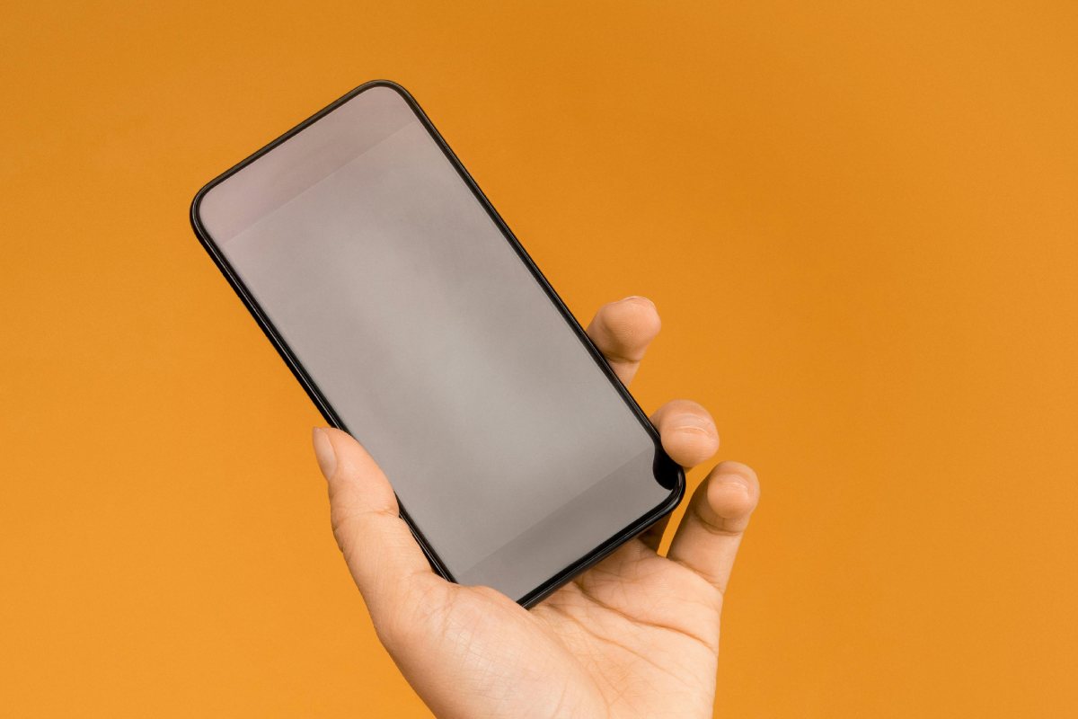 Un telefonino su sfondo giallo