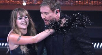Victoria dei Maneskin si fa attendere ma ne vale la pena: arriva la diva con boa e bralette cortissima