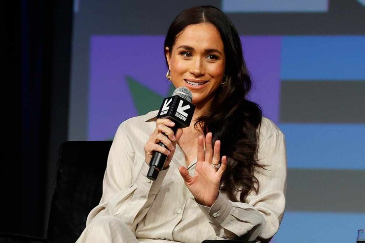 meghan markle con microfono in mano