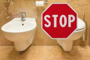 un bidet e il segnale di stop