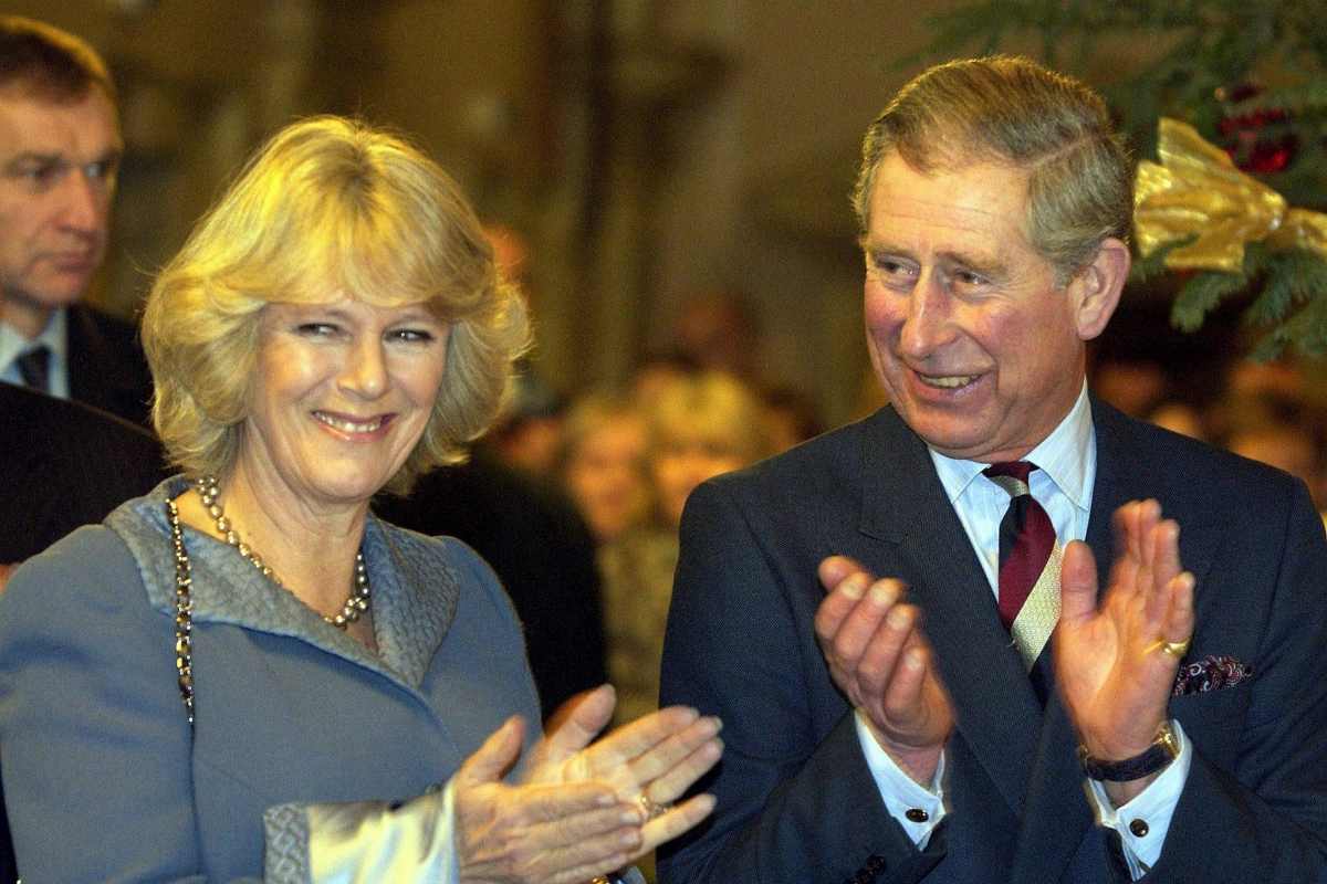 carlo e camilla applaudono